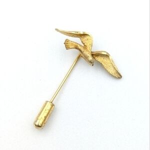 Vintage gold tone flying seagull short stick pin